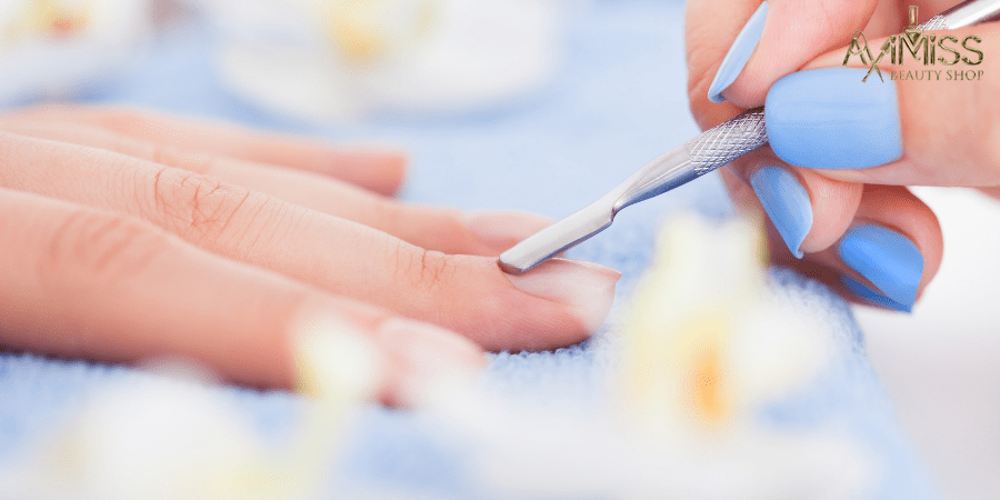 پاک کردن چسب ناخن مصنوعی با استفاده از سوهان ناخن 